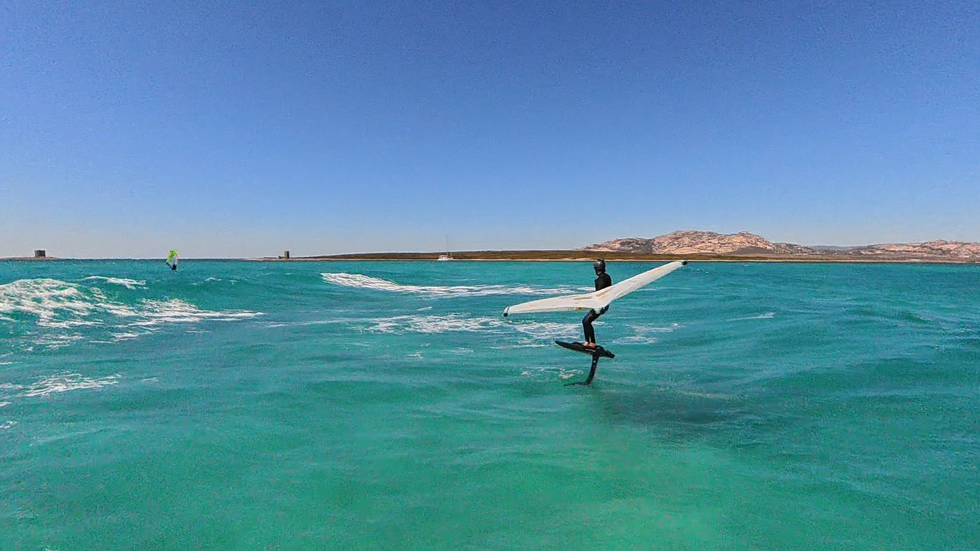 Wingfoiler vor der Küste bei Stintino, Sardinien