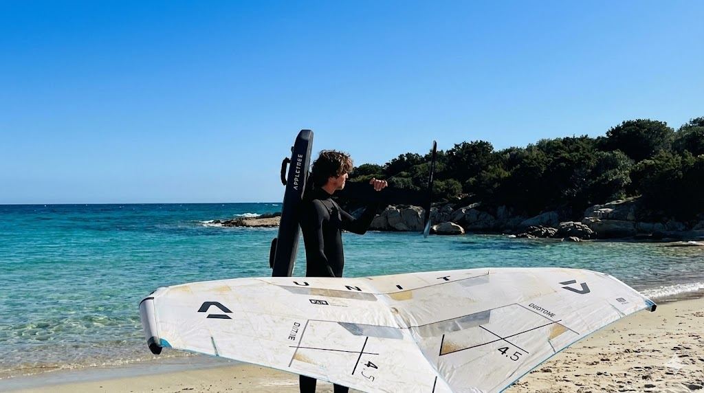 Rigging von Wing und Board am Strand