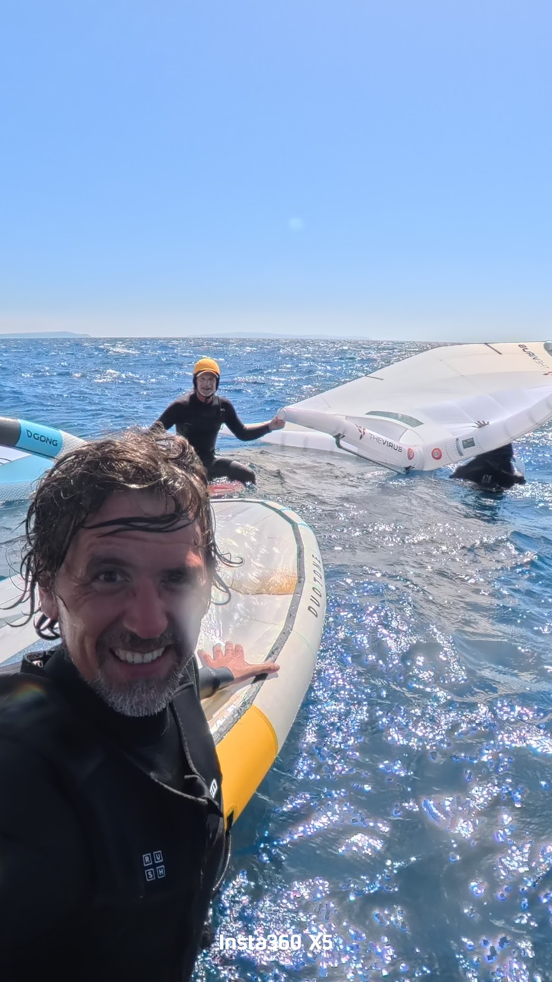 Selfie zweier Wingfoiler im Wasser mit Board und Wing, Reel-Vorschau